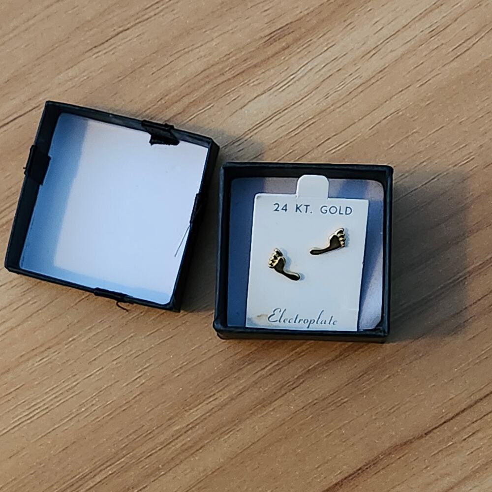 VTG 24kt gold electroplated Footprints Post Earrings NEW